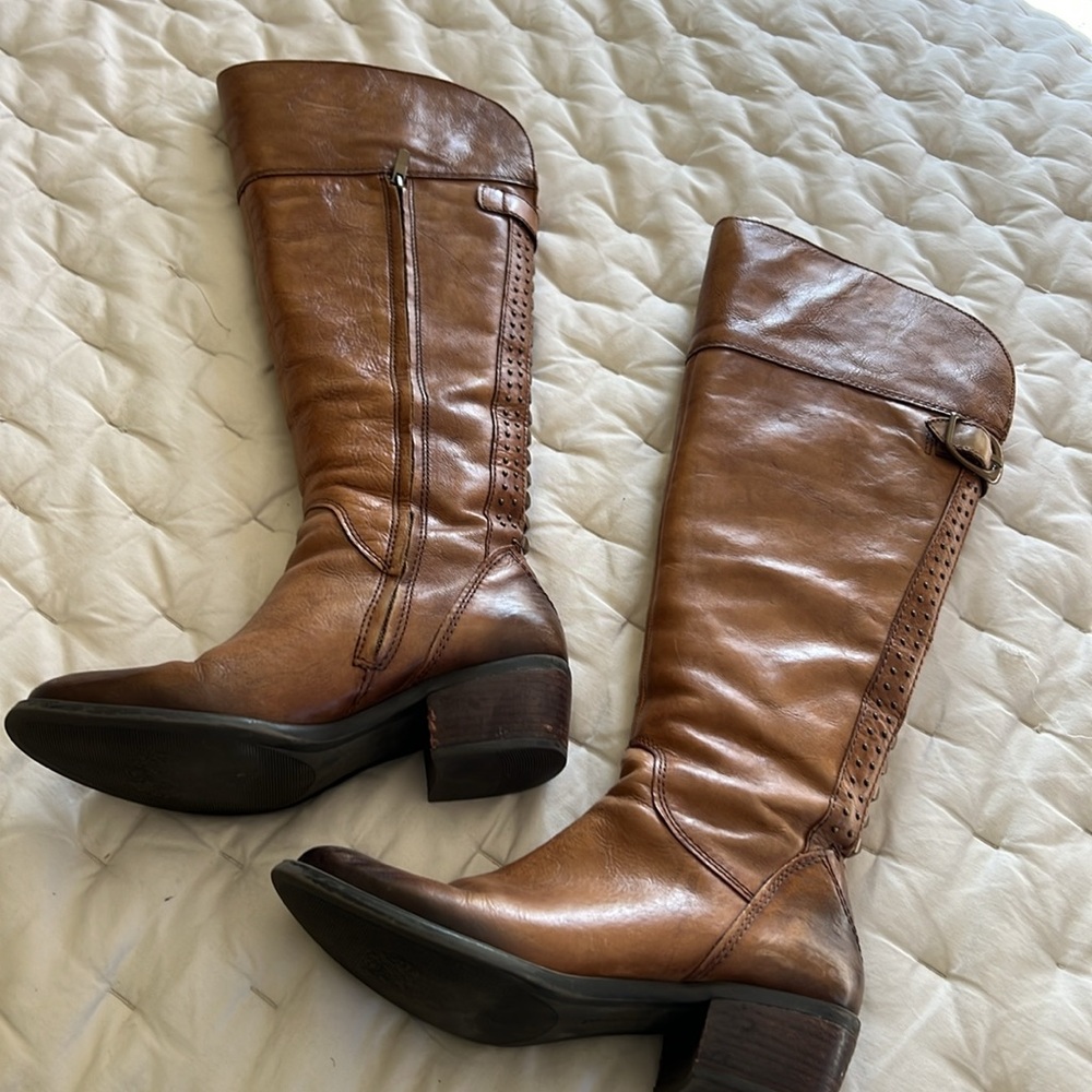 Great condition Vince Camuto leather boots